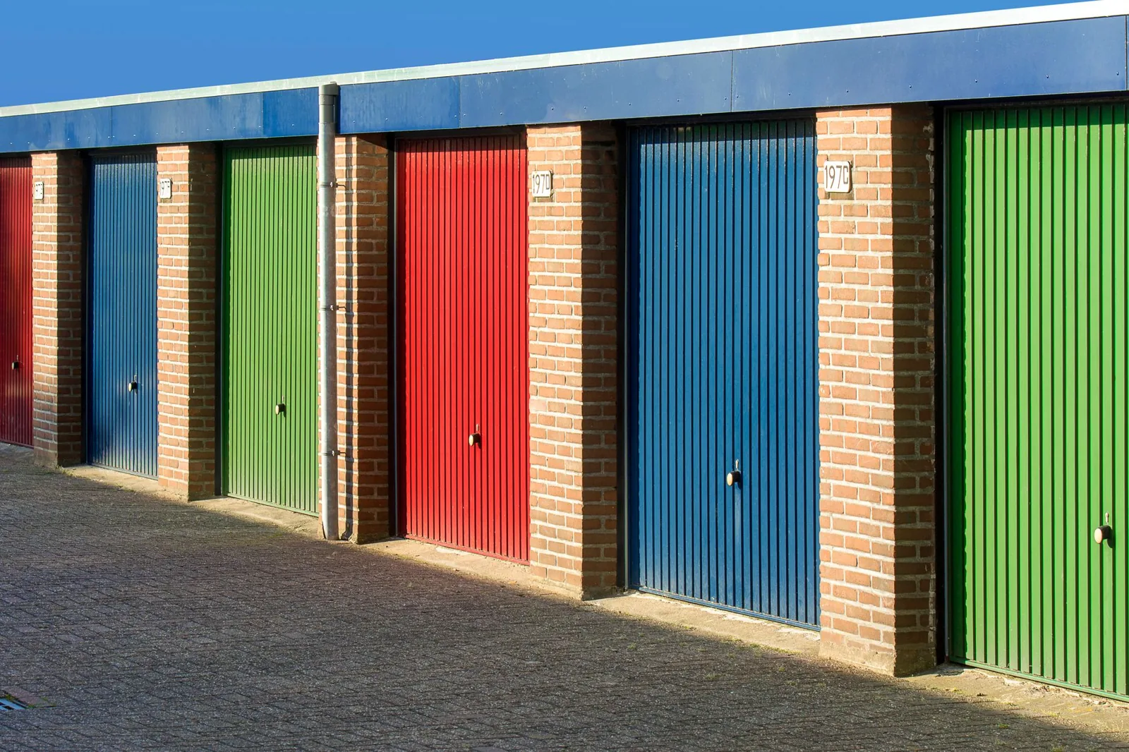 how much should a garage door cost