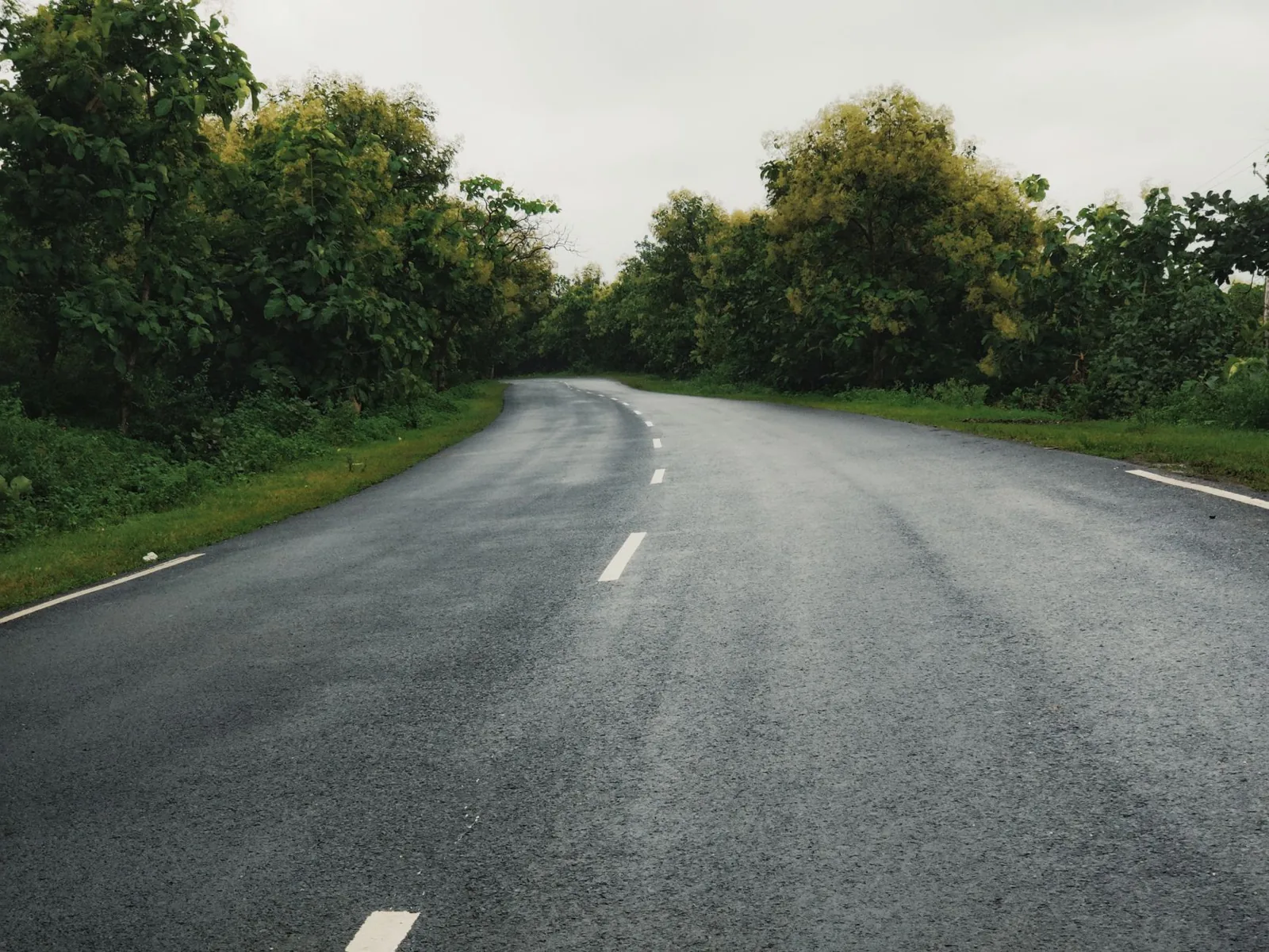 Concrete vs asphalt driveway cost per square foot comparison