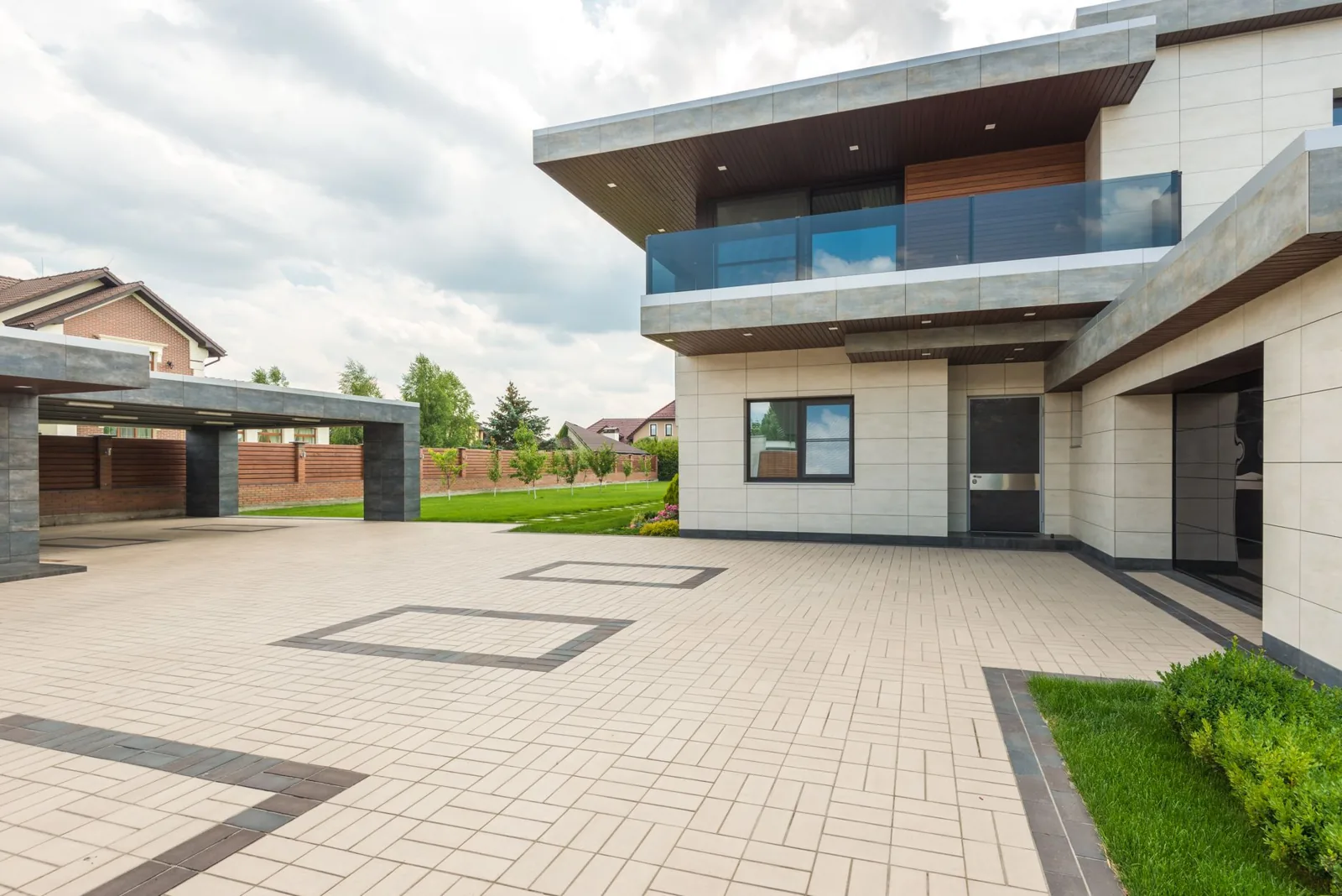 how much does it cost to pave a standard driveway